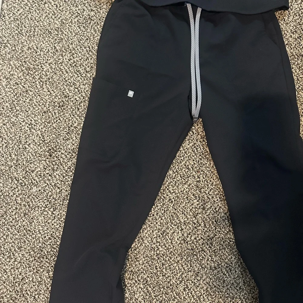 Fabletics Scrub set - Picture 2 of 3